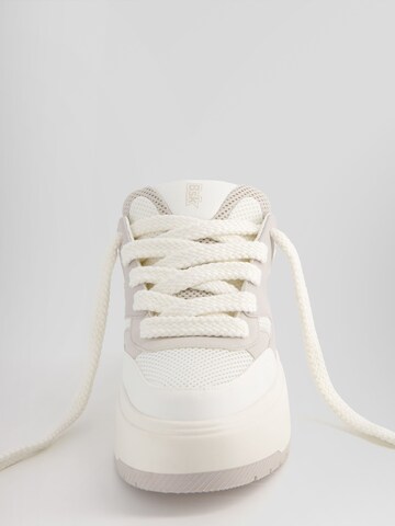 Bershka Sneakers laag in Beige