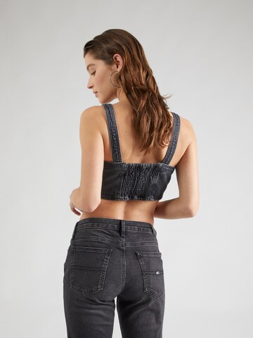 Top de la Tommy Jeans pe negru