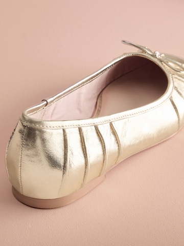 B by Ted Baker Ballerina in Goud