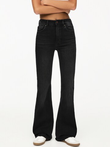 Pull&Bear Flared Jeans i sort: forside