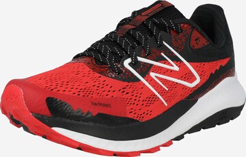 Chaussure de course new balance en rouge : devant