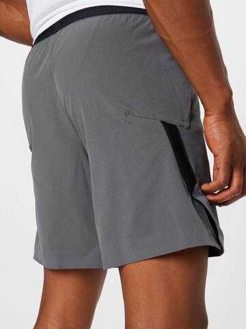 NIKE Regular Sportshorts in Grau