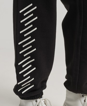 Superdry Tapered Hose in Schwarz