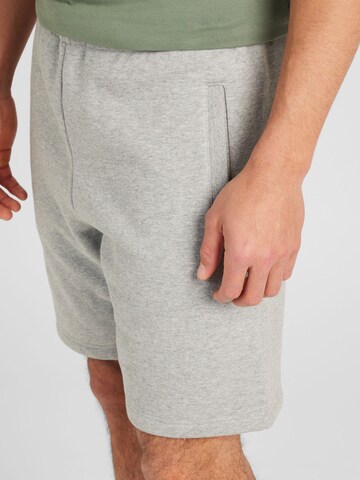 Regular Pantaloni 'Chase' de la Carhartt WIP pe gri