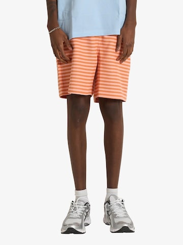 regular Pantaloni di LACOSTE in rosa: frontale