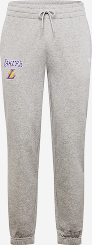 NEW ERA Tapered Broek 'NBA' in Grijs: voorkant