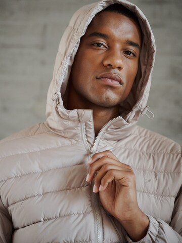 DAN FOX APPAREL Демисезонная куртка 'Essential' в Бежевый