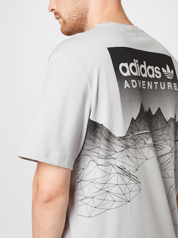 ADIDAS ORIGINALS Paita 'Adventure Mountain Back' värissä harmaa