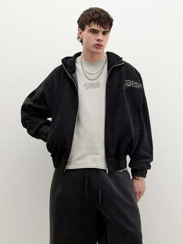 Pull&Bear Tréning dzseki - szürke: elől