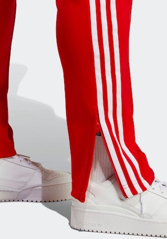 Loosefit Pantalon ADIDAS ORIGINALS en rouge