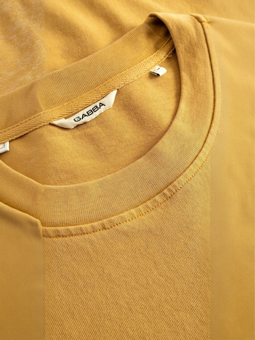 GABBA Comfort Fit T-shirt ' GABnigel ' in Gelb