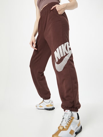 Nike Sportswear Tapered Broek in Bruin