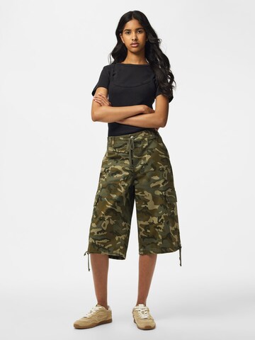 PIECES Baggy Shorts 'PCMimmi' in Grün