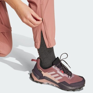 Effilé Pantalon outdoor 'Utilitas' ADIDAS TERREX en rose