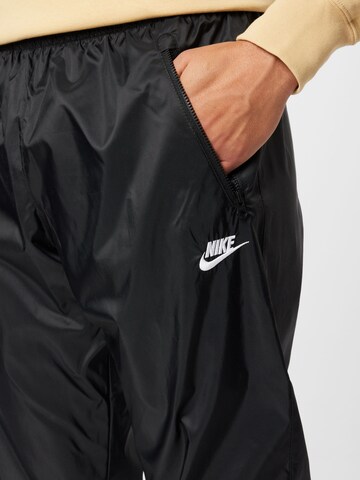 Effilé Pantalon 'Windrunner' Nike Sportswear en noir