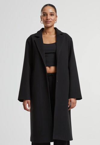 Urban Classics Mantel in Schwarz: Vorderseite