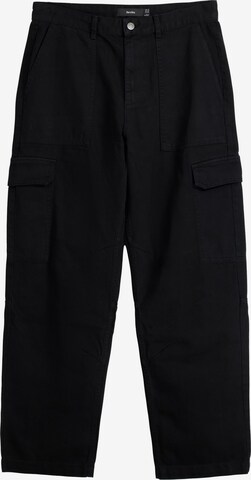 Bershka Cargo trousers in Black: front