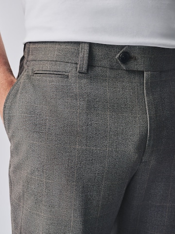 Slimfit Pantaloni con piega frontale 'Motionflex' di Next in marrone
