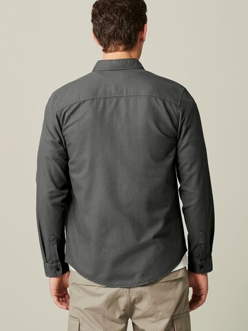 Next - Ajuste regular Camisa en gris