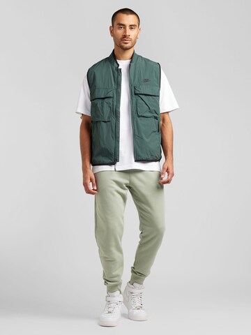 Nike Sportswear - Tapered Pantalón 'CLUB' en verde