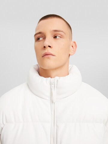 Veste mi-saison Bershka en blanc