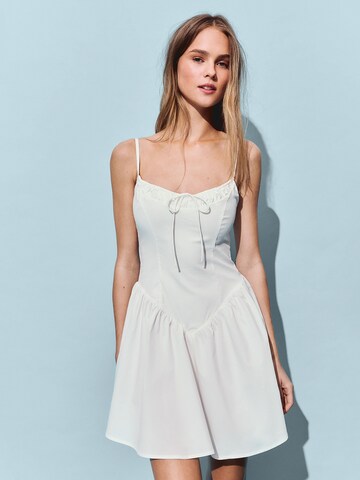 Bershka Kleid in Weiß: Vorderseite