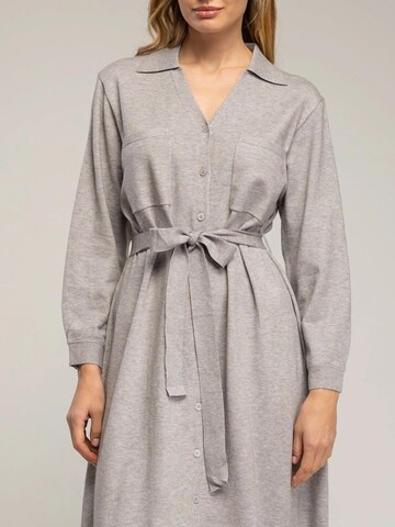 Robes en maille 'Vestido camisero de punto largo con bolsillos en el pecho y cinturon. (GREY)' Tantra en gris