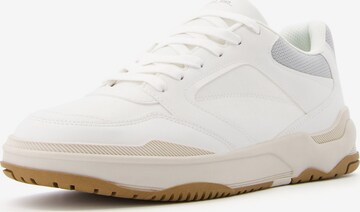 Bershka Sneakers in White: front