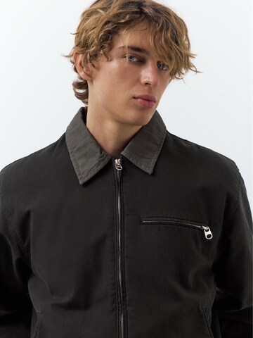 Pull&Bear Prehodna jakna | črna barva