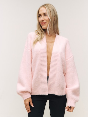 ÉVOIR by Alena Gerber Gebreid vest in Roze: voorkant