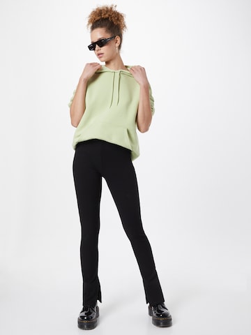 Coupe slim Pantalon Monki en noir