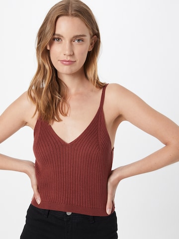 ABOUT YOU Gebreide top 'Ruby' in Bruin: voorkant