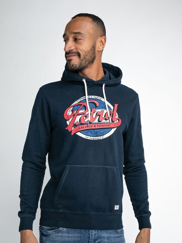 Sweat-shirt Petrol Industries en bleu : devant