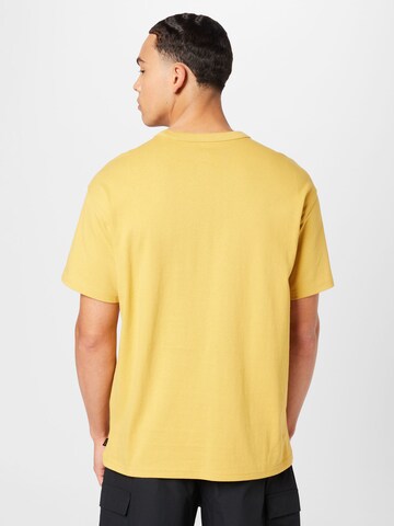 Nike Sportswear Μπλουζάκι 'Premium Essentials' σε κίτρινο