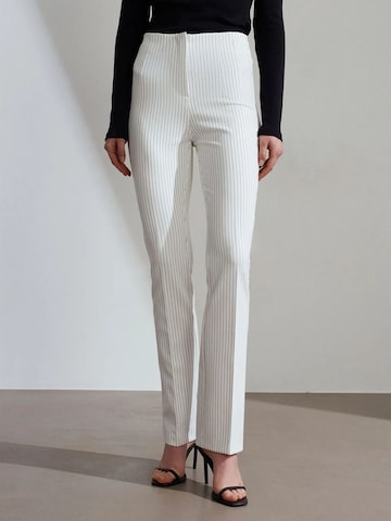 Dilvin Regular Pants in White: front