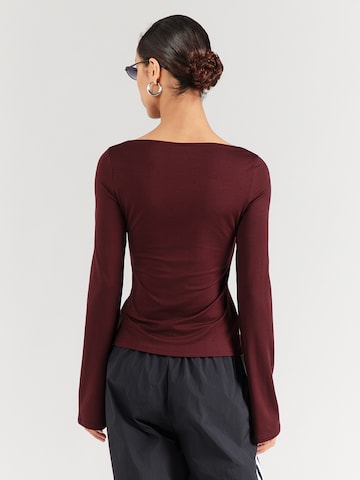 WEEKDAY - Camiseta 'Annie' en rojo