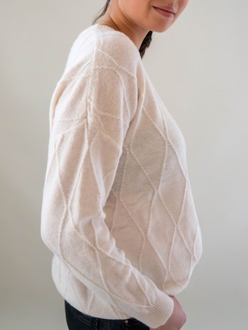 WEARABLE STORIES Pullover 'Manou' in Beige