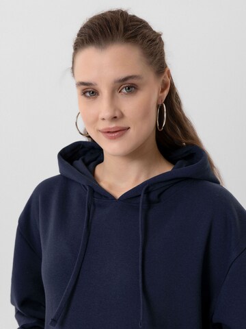 Felpa di Jacey Quinn in blu