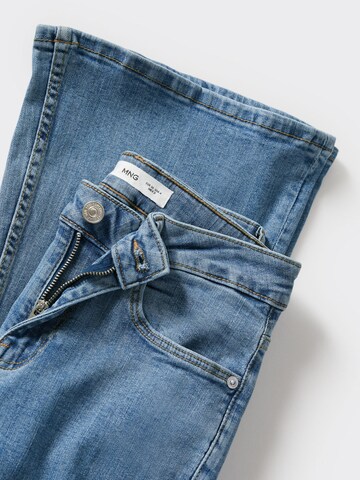 MANGO Flared Jeans i blå