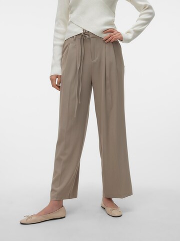 Wide leg Pantaloni con pieghe 'VMKRISTEL' di VERO MODA in grigio