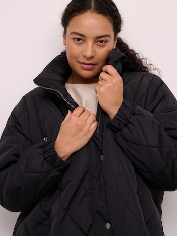 Manteau mi-saison 'Linda' KAFFE CURVE en noir