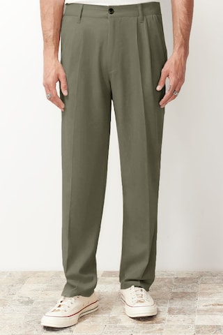 Regular Pantaloni cutați de la Trendyol pe verde: față