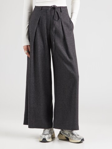 Wide leg Pantaloni con pieghe di Aware in grigio: frontale