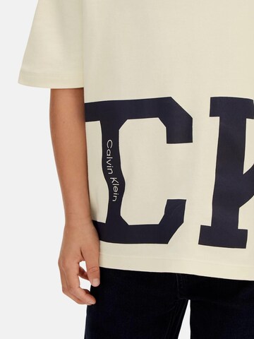 Calvin Klein Kids - Camiseta 'VARSITY SS T-SHIRT' en blanco