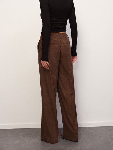 RÆRE by Lorena Rae - Loosefit Calças com vincos em castanho