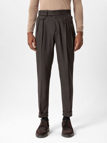 Antioch Tapered Pleat-Front Pants 'Diedrich' in Brown: front