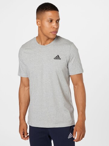 T-Shirt fonctionnel 'Essentials Embroidered Small Logo' ADIDAS SPORTSWEAR en gris : devant