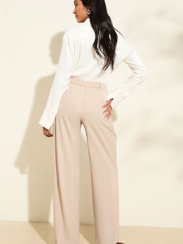 Friends Like These Широкий Брюки со складками в Бежевый