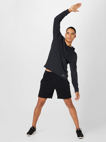 Regular Pantaloni sport de la NIKE pe negru