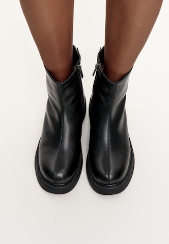 CESARE GASPARI Stiefelette in Schwarz